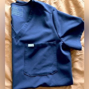 Womens FIGS top - Navy M